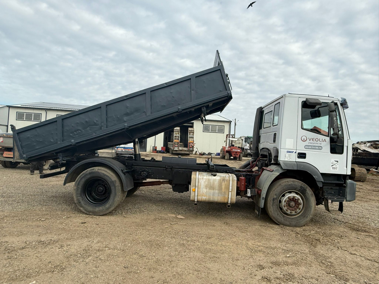 IVECO EUROTRAKKER TIPPER - Camião basculante: foto 2 IVECO EUROTRAKKER TIPPER - Camião basculante: foto 2