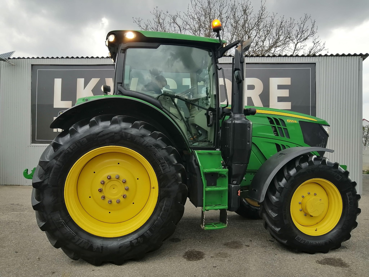 John Deere 6195R 4WD, Auto Trac + Activare !!! TOP !!! - Trator: foto 5 John Deere 6195R 4WD, Auto Trac + Activare !!! TOP !!! - Trator: foto 5