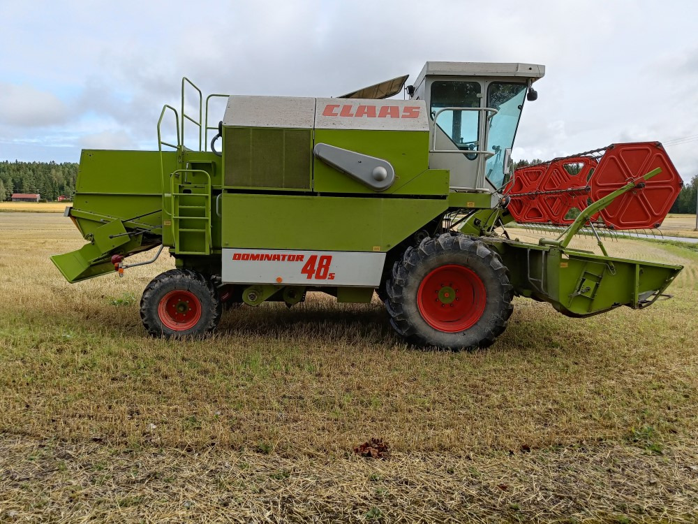 CLAAS Dominator 48S leikkuupuimuri, hydraulisella torvella - Ceifeira debulhadora: foto 1 CLAAS Dominator 48S leikkuupuimuri, hydraulisella torvella - Ceifeira debulhadora: foto 1