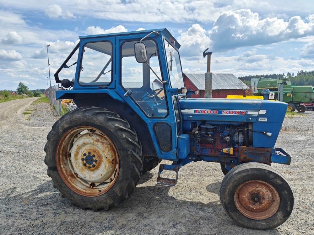 FORD 5000 traktori alkuperäiskuntoinen, Hara hytillä ja paljon hydrauliikkaa, katso video! - Trator: foto 4 FORD 5000 traktori alkuperäiskuntoinen, Hara hytillä ja paljon hydrauliikkaa, katso video! - Trator: foto 4