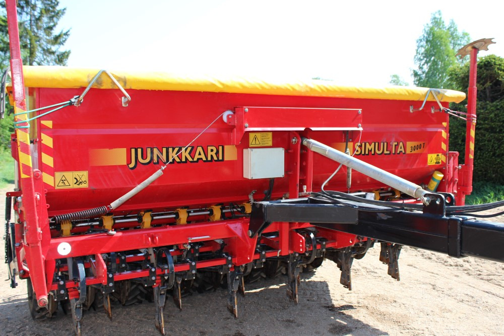 Junkkari Simulta 3000T - Siisti! Heinänsiemenlaite ja kiekkovantaat takana - Semeadora combinada: foto 2 Junkkari Simulta 3000T - Siisti! Heinänsiemenlaite ja kiekkovantaat takana - Semeadora combinada: foto 2