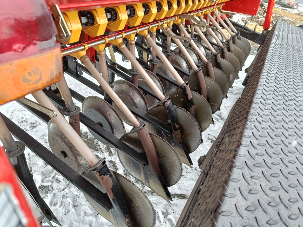 Junkkari Simulta S3000T Takapyöräkone kiekkovantailla - Semeadora combinada: foto 5 Junkkari Simulta S3000T Takapyöräkone kiekkovantailla - Semeadora combinada: foto 5