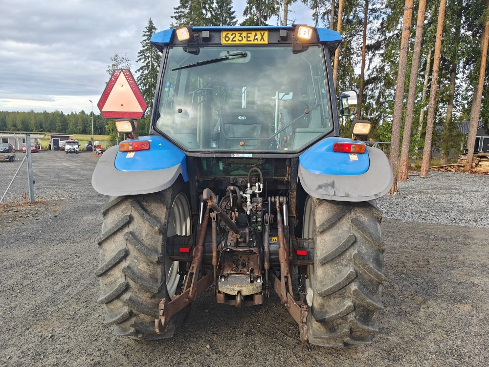 New Holland TS100, ES vaihteisto, ilmastointi, etukuormaaja Ålö Q55, katso video! - Trator: foto 4 New Holland TS100, ES vaihteisto, ilmastointi, etukuormaaja Ålö Q55, katso video! - Trator: foto 4