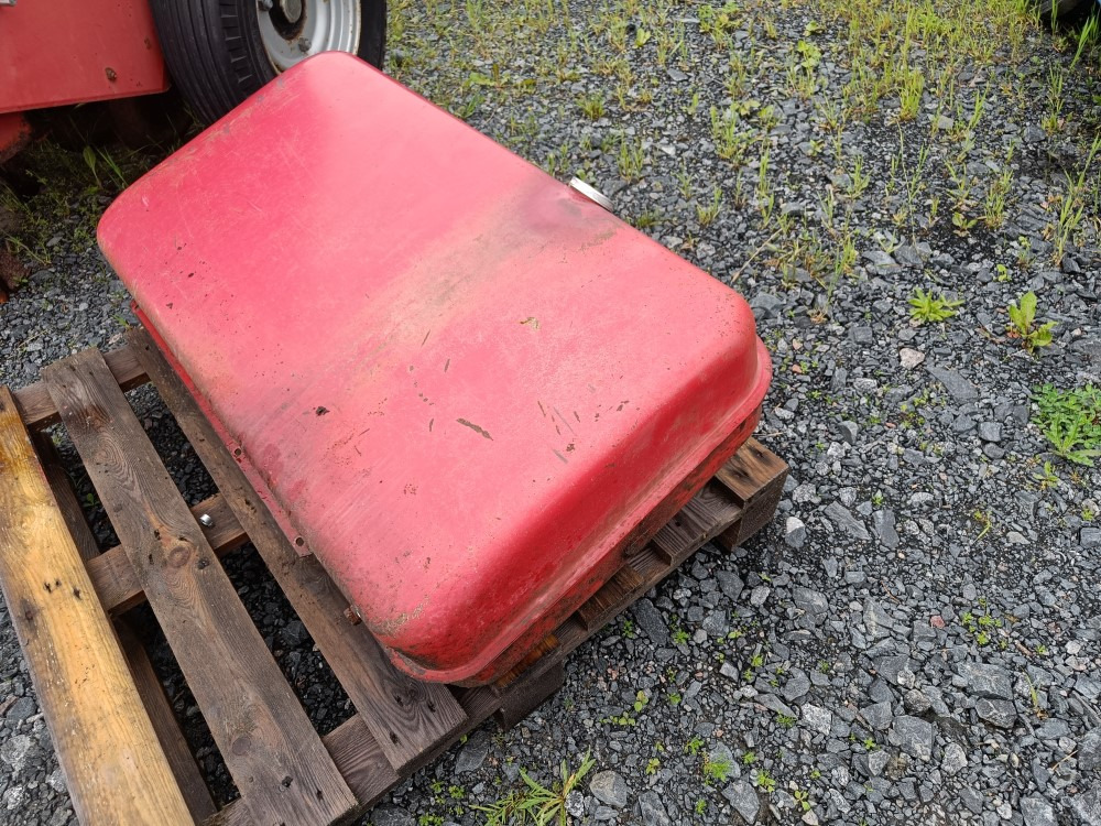 Sampo 410 polttoainetankki - Tanque de combustível para Ceifeira debulhadora: foto 1 Sampo 410 polttoainetankki - Tanque de combustível para Ceifeira debulhadora: foto 1