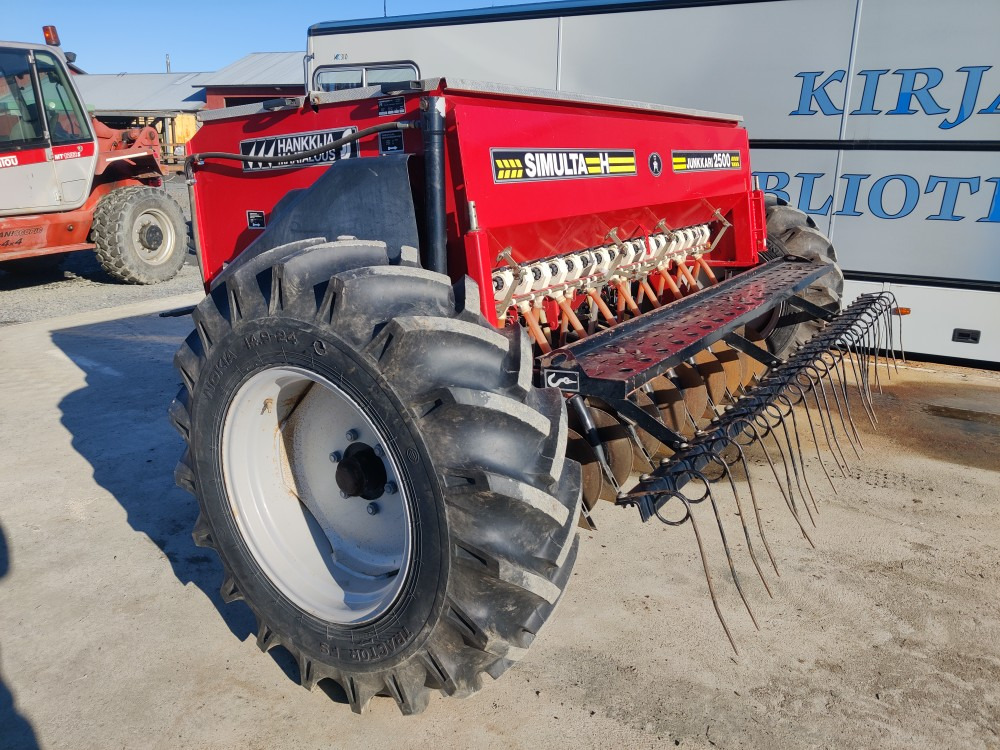 Simulta Junkkari 250cm kylvölannoitin kiekkovantaat takana - Semeadora combinada: foto 3 Simulta Junkkari 250cm kylvölannoitin kiekkovantaat takana - Semeadora combinada: foto 3