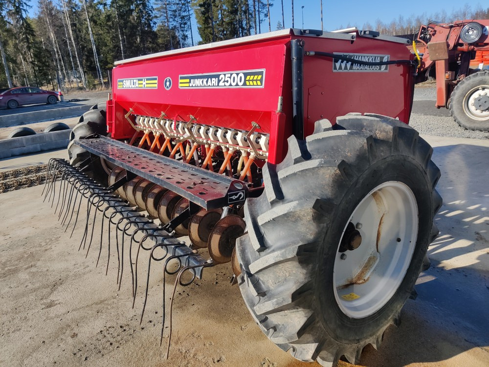 Simulta Junkkari 250cm kylvölannoitin kiekkovantaat takana - Semeadora combinada: foto 2 Simulta Junkkari 250cm kylvölannoitin kiekkovantaat takana - Semeadora combinada: foto 2