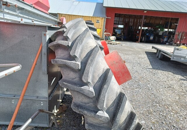 Taurus Paripyörät 18.4R38 todella hyväkuntoiset Fendt Farmer 312LSA sopivat - Roda completa para Máquina agrícola: foto 4 Taurus Paripyörät 18.4R38 todella hyväkuntoiset Fendt Farmer 312LSA sopivat - Roda completa para Máquina agrícola: foto 4