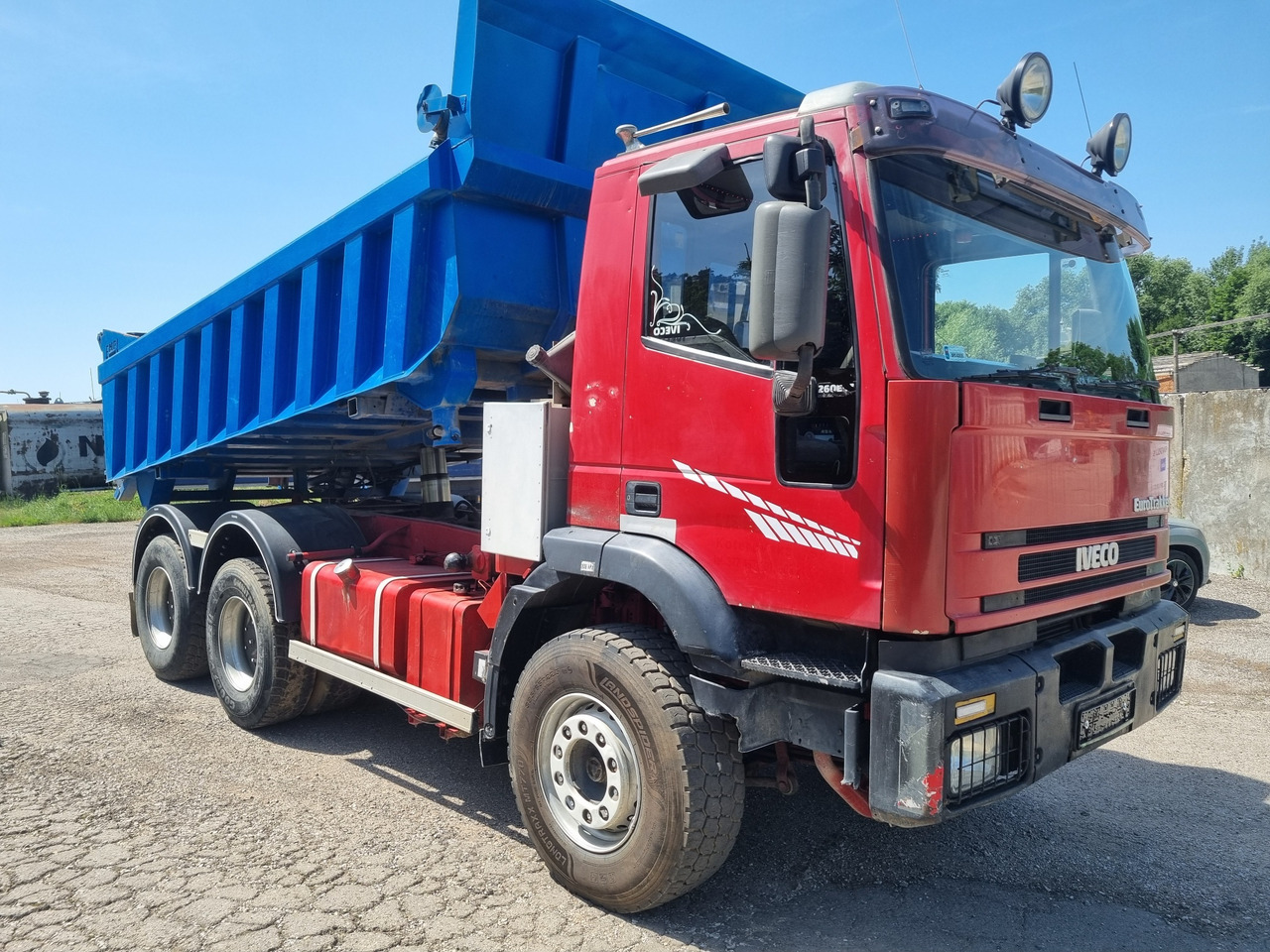 IVECO EUROTRAKKER MP260E47H 6x4 tipper RETARDER - Camião basculante: foto 3 IVECO EUROTRAKKER MP260E47H 6x4 tipper RETARDER - Camião basculante: foto 3