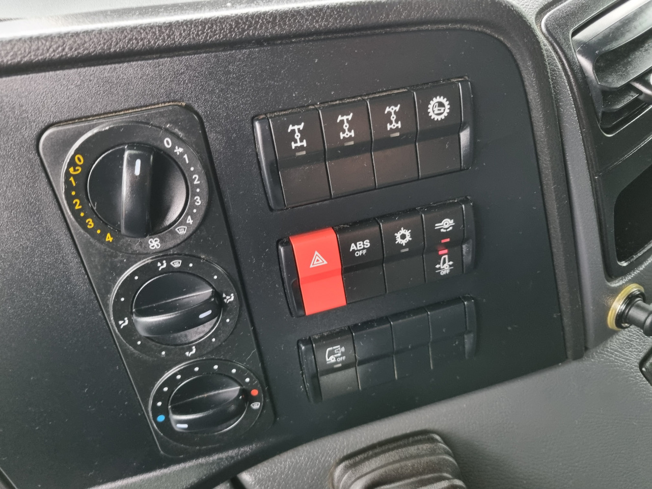 MERCEDES-BENZ ATEGO 1323 4x4 ABROLKIPPER - Camião polibenne: foto 3 MERCEDES-BENZ ATEGO 1323 4x4 ABROLKIPPER - Camião polibenne: foto 3