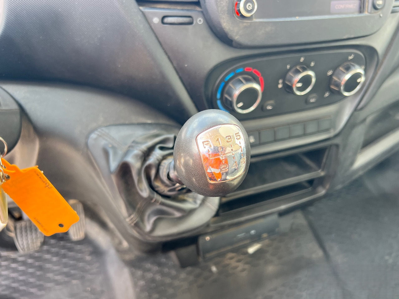 IVECO DAILY 35-130 - Carrinha basculante: foto 2 IVECO DAILY 35-130 - Carrinha basculante: foto 2