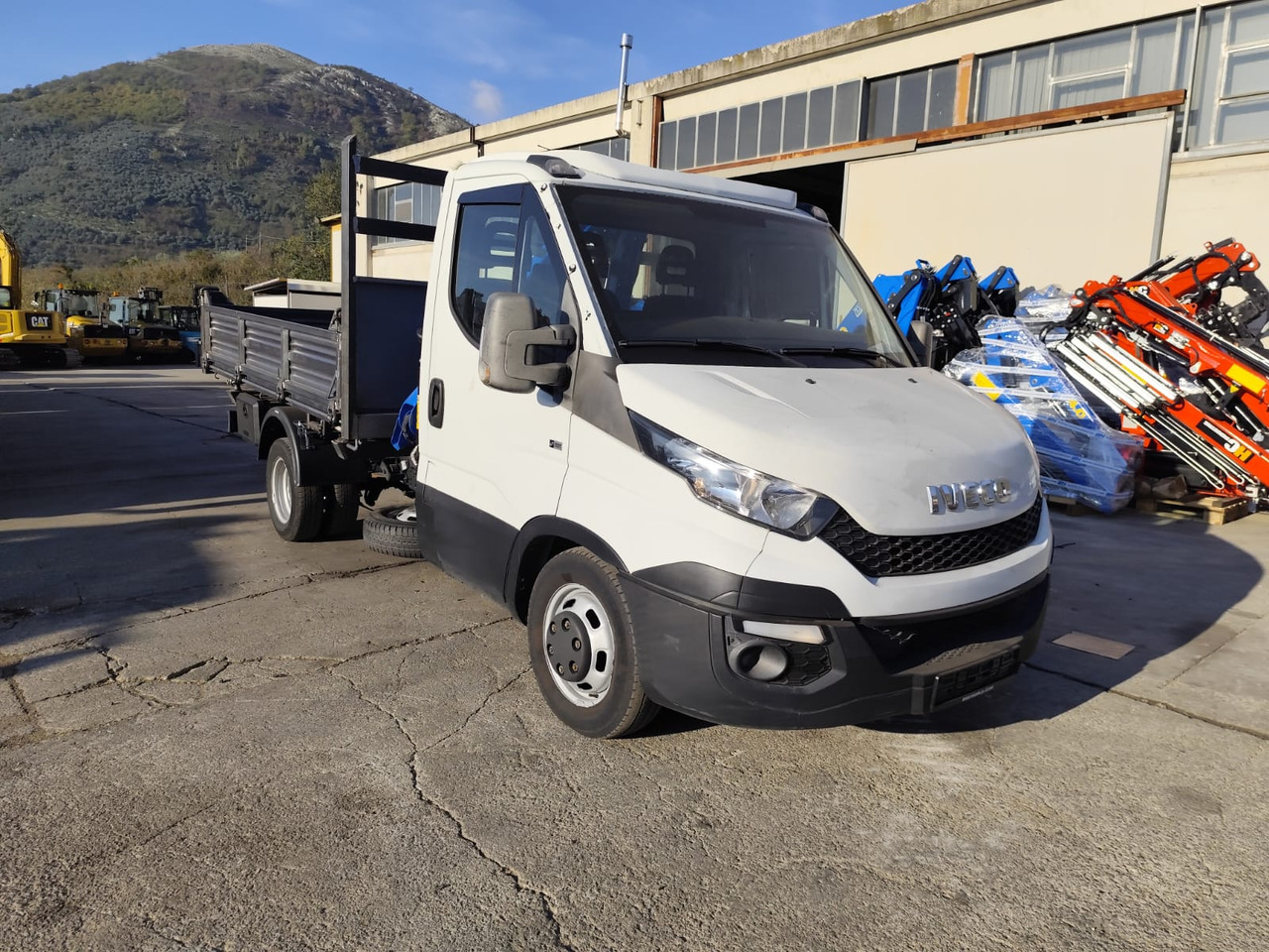 IVECO DAILY 35C15 - Camião grua, Carrinha basculante: foto 1 IVECO DAILY 35C15 - Camião grua, Carrinha basculante: foto 1