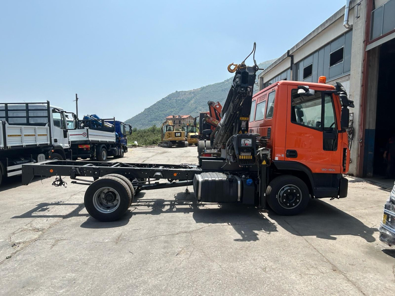 IVECO EUROCARGO 120-190L - Camião grua: foto 2 IVECO EUROCARGO 120-190L - Camião grua: foto 2