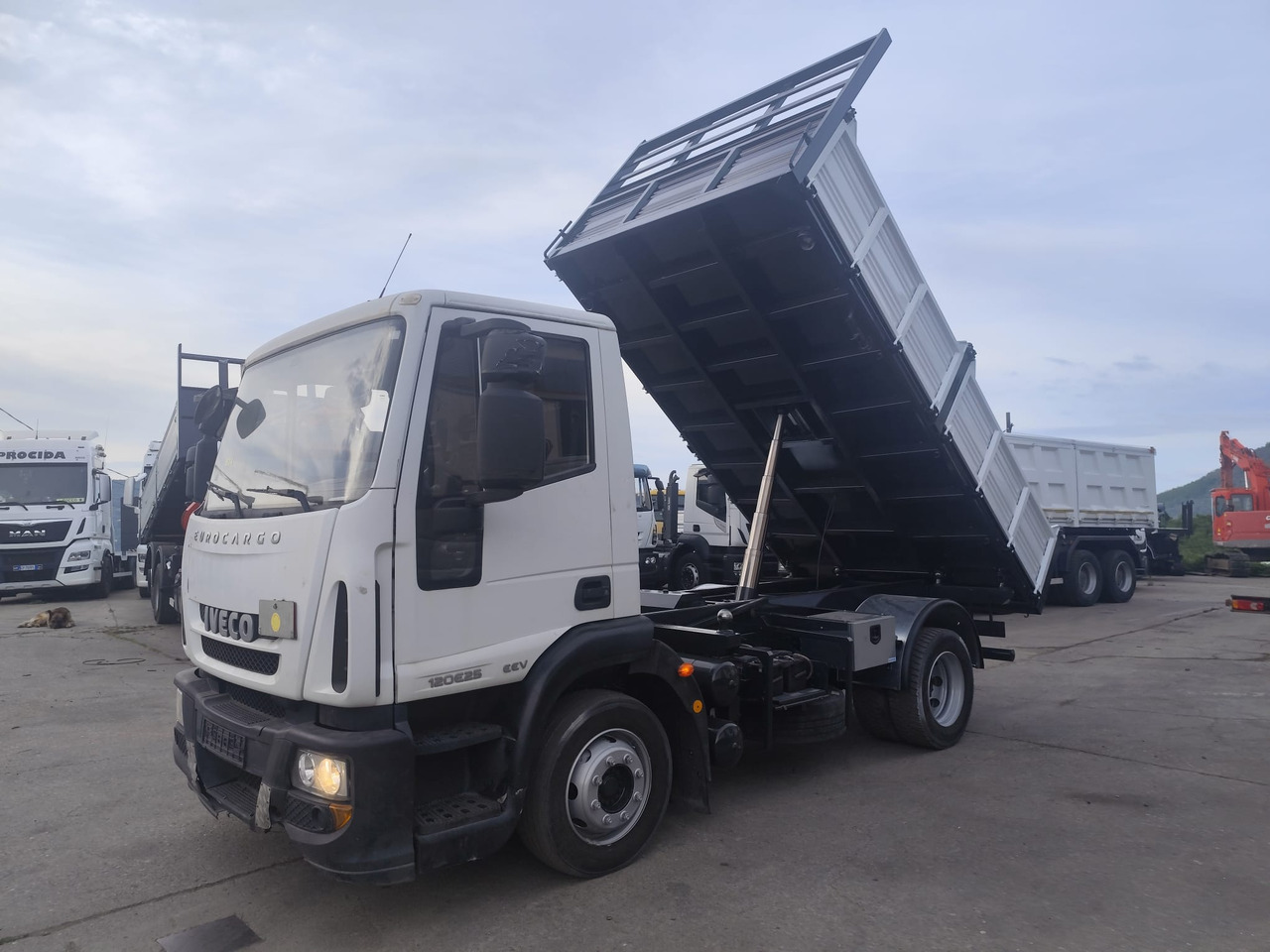 IVECO EUROCARGO 120E25 - Camião basculante: foto 1 IVECO EUROCARGO 120E25 - Camião basculante: foto 1