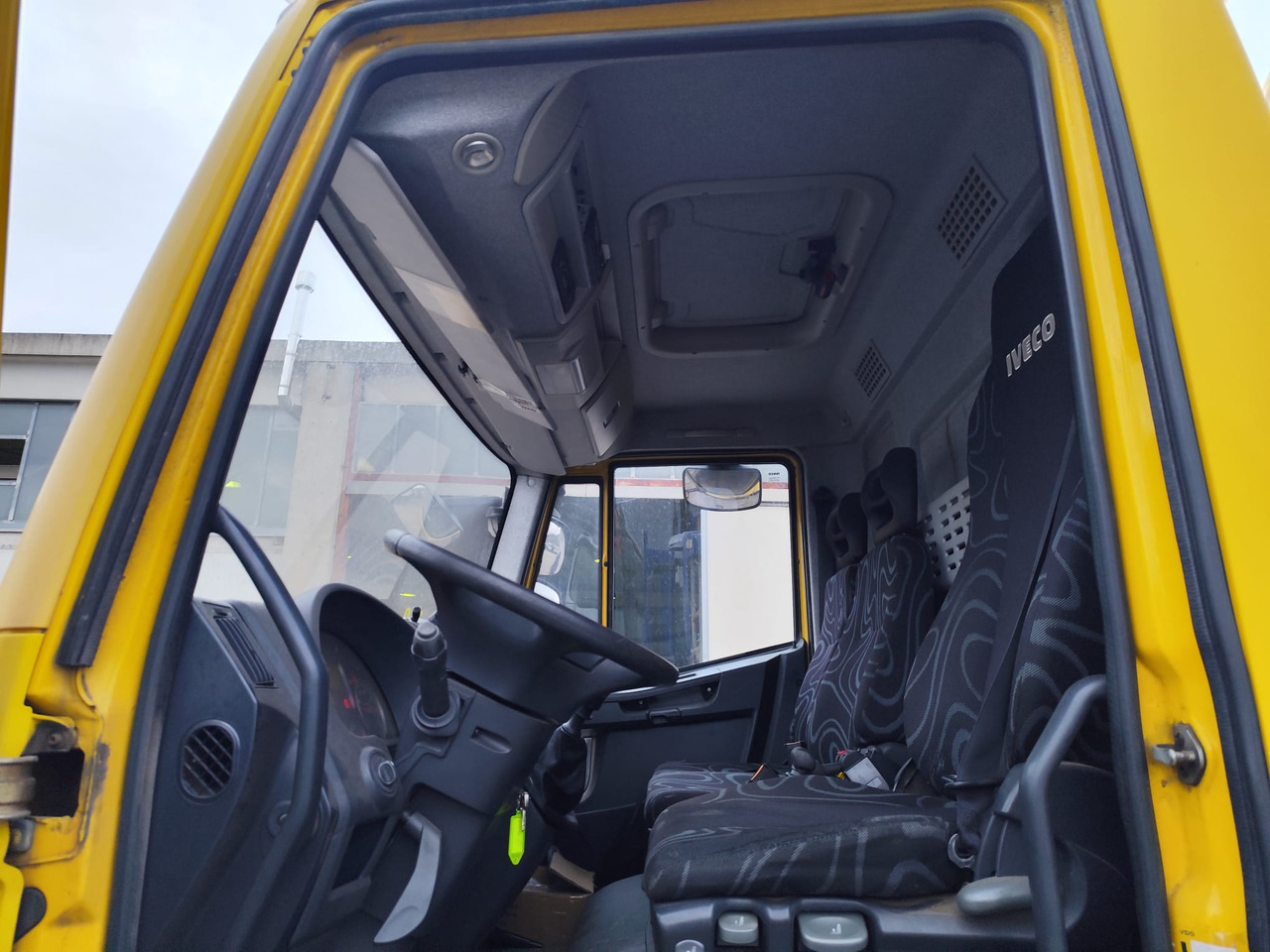 IVECO EUROCARGO 120E28P - Camião grua: foto 2 IVECO EUROCARGO 120E28P - Camião grua: foto 2