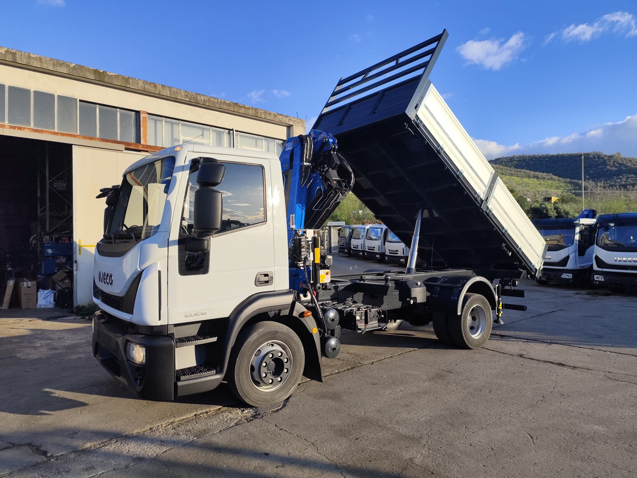 IVECO EUROCARGO 120E28P - Camião grua: foto 1 IVECO EUROCARGO 120E28P - Camião grua: foto 1