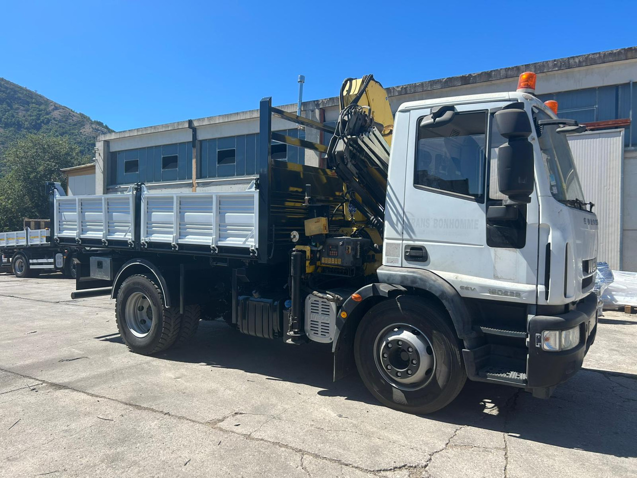 IVECO EUROCARGO 160E28 - Camião grua, Camião basculante: foto 2 IVECO EUROCARGO 160E28 - Camião grua, Camião basculante: foto 2