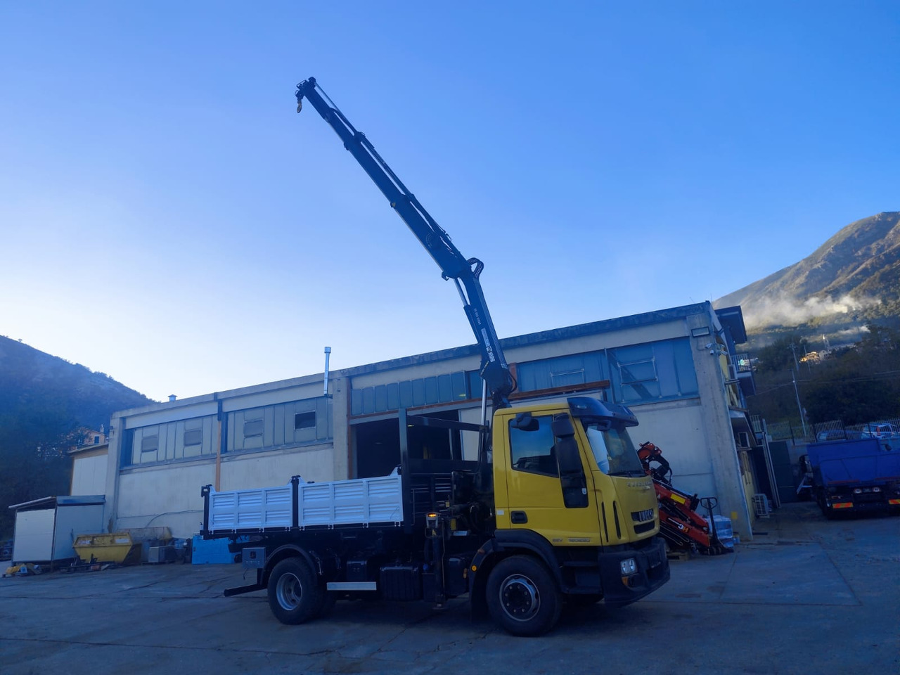 IVECO EUROCARGO 160E30 - Camião grua: foto 2 IVECO EUROCARGO 160E30 - Camião grua: foto 2