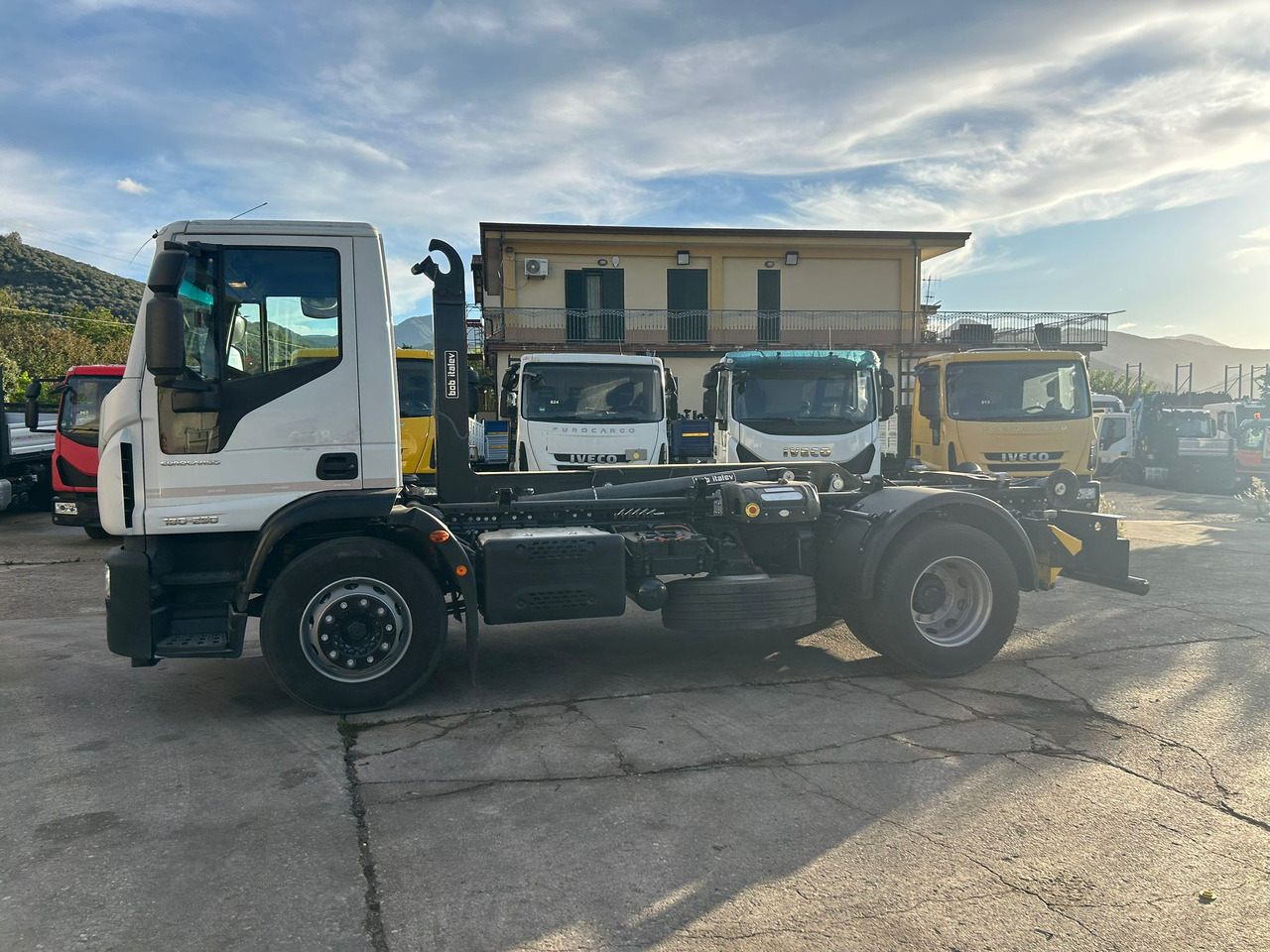 IVECO EUROCARGO 180-250 - Camião polibenne, Camião grua: foto 4 IVECO EUROCARGO 180-250 - Camião polibenne, Camião grua: foto 4