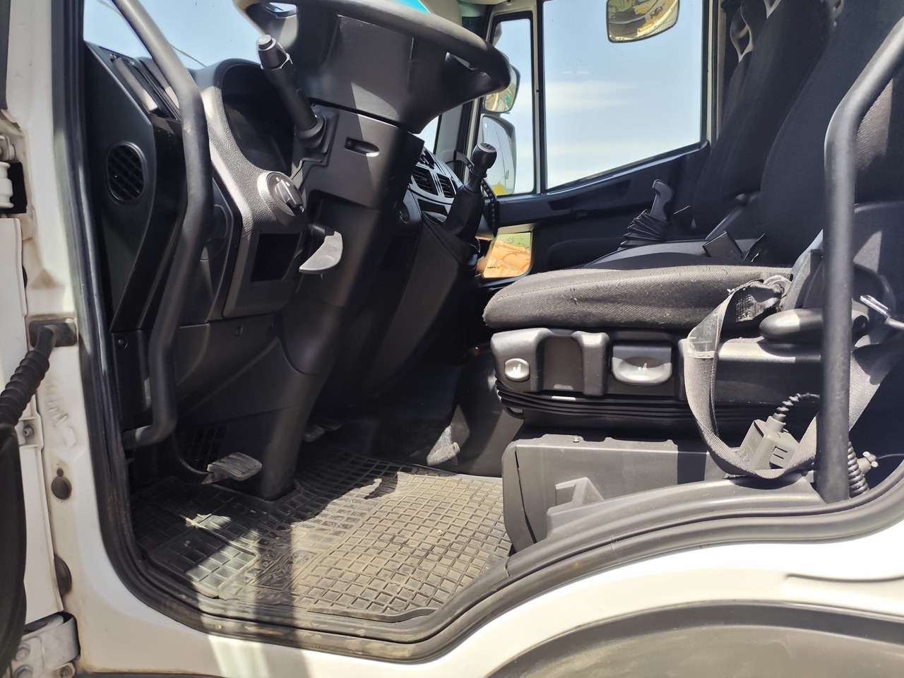 IVECO EUROCARGO 180-250 - Camião chassi, Camião grua: foto 3 IVECO EUROCARGO 180-250 - Camião chassi, Camião grua: foto 3