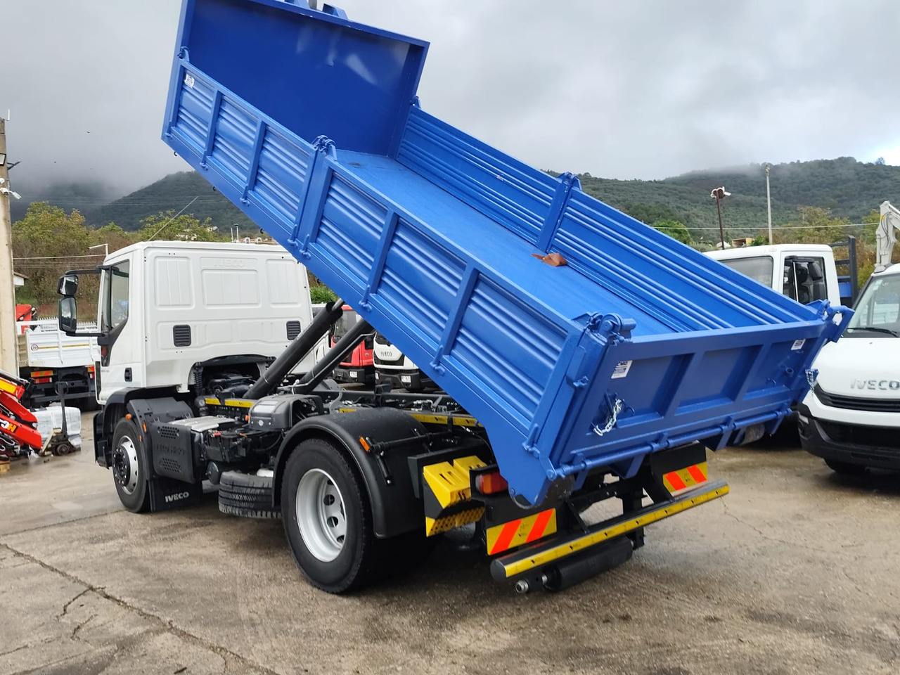 IVECO EUROCARGO 180-250 - Camião polibenne, Camião grua: foto 4 IVECO EUROCARGO 180-250 - Camião polibenne, Camião grua: foto 4