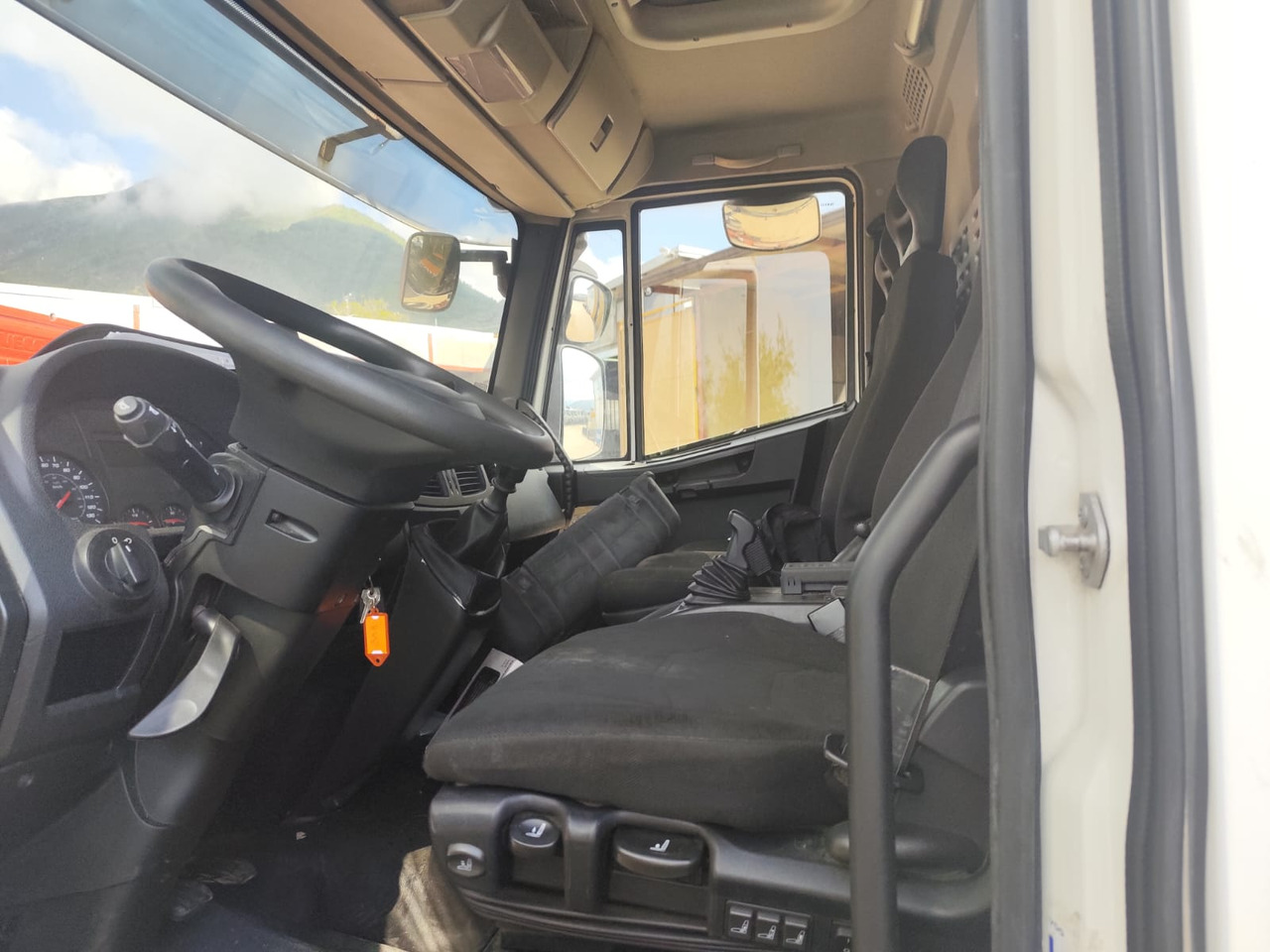 IVECO EUROCARGO 80-210 - Camião chassi: foto 2 IVECO EUROCARGO 80-210 - Camião chassi: foto 2