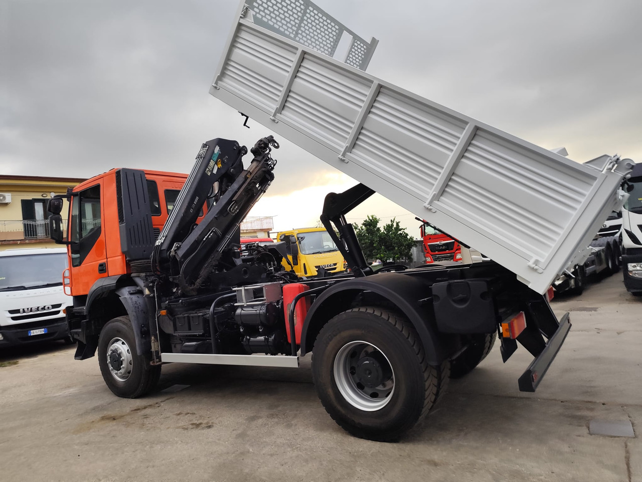 IVECO TRAKKER 190T36 - Camião grua, Camião basculante: foto 4 IVECO TRAKKER 190T36 - Camião grua, Camião basculante: foto 4