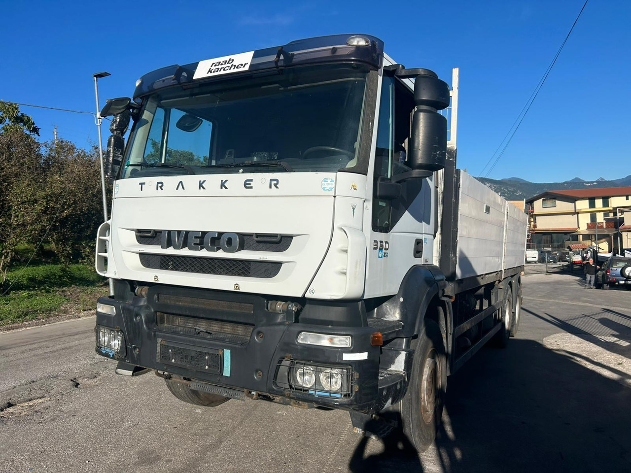 IVECO TRAKKER 260T36 - Camião de caixa aberta/ Plataforma: foto 1 IVECO TRAKKER 260T36 - Camião de caixa aberta/ Plataforma: foto 1