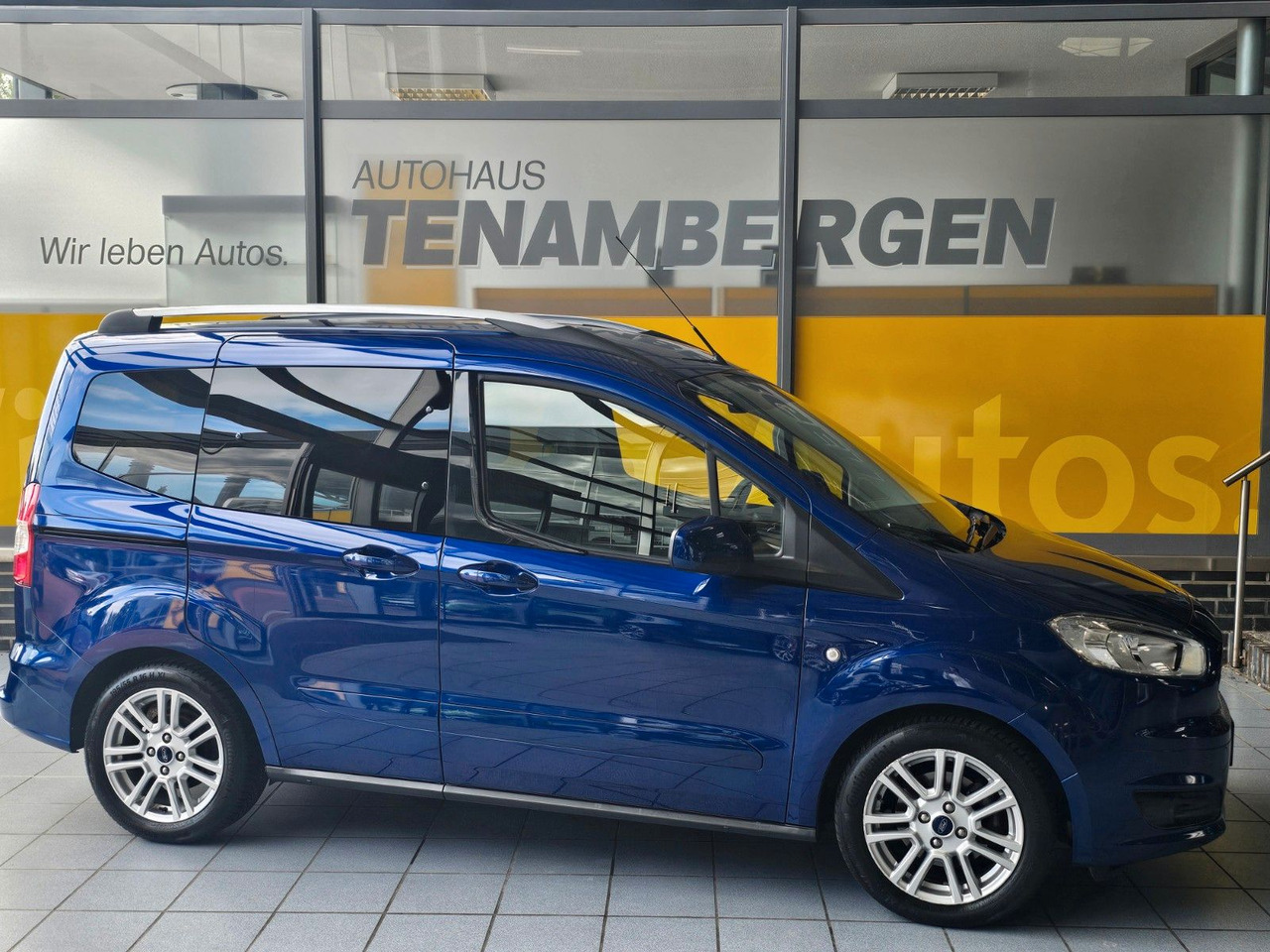 Ford Tourneo Courier Titanium behzb. Windschutzschei - Furgão de passageiros: foto 1 Ford Tourneo Courier Titanium behzb. Windschutzschei - Furgão de passageiros: foto 1