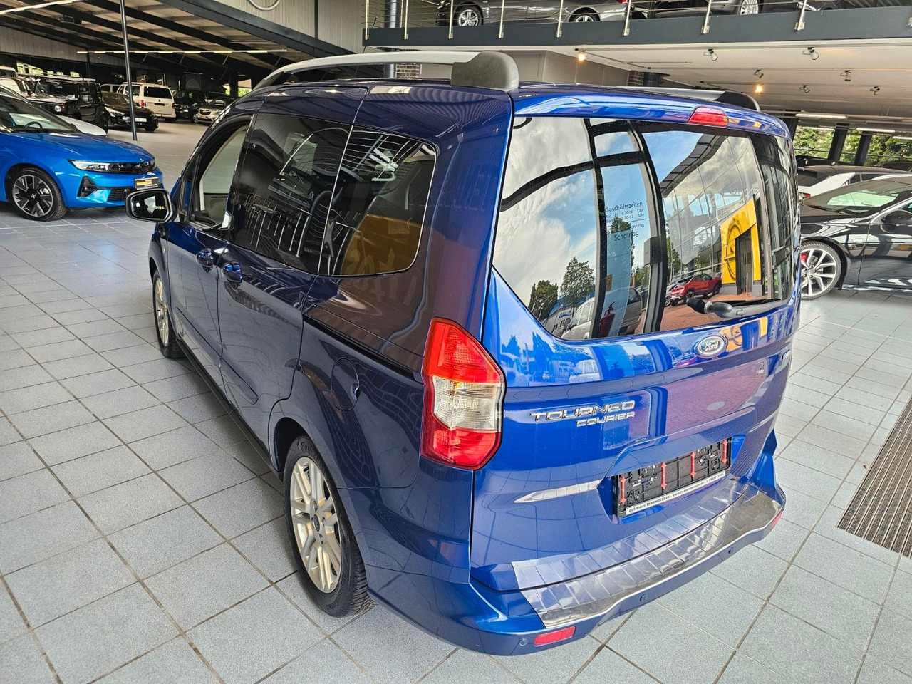 Ford Tourneo Courier Titanium behzb. Windschutzschei - Furgão de passageiros: foto 5 Ford Tourneo Courier Titanium behzb. Windschutzschei - Furgão de passageiros: foto 5