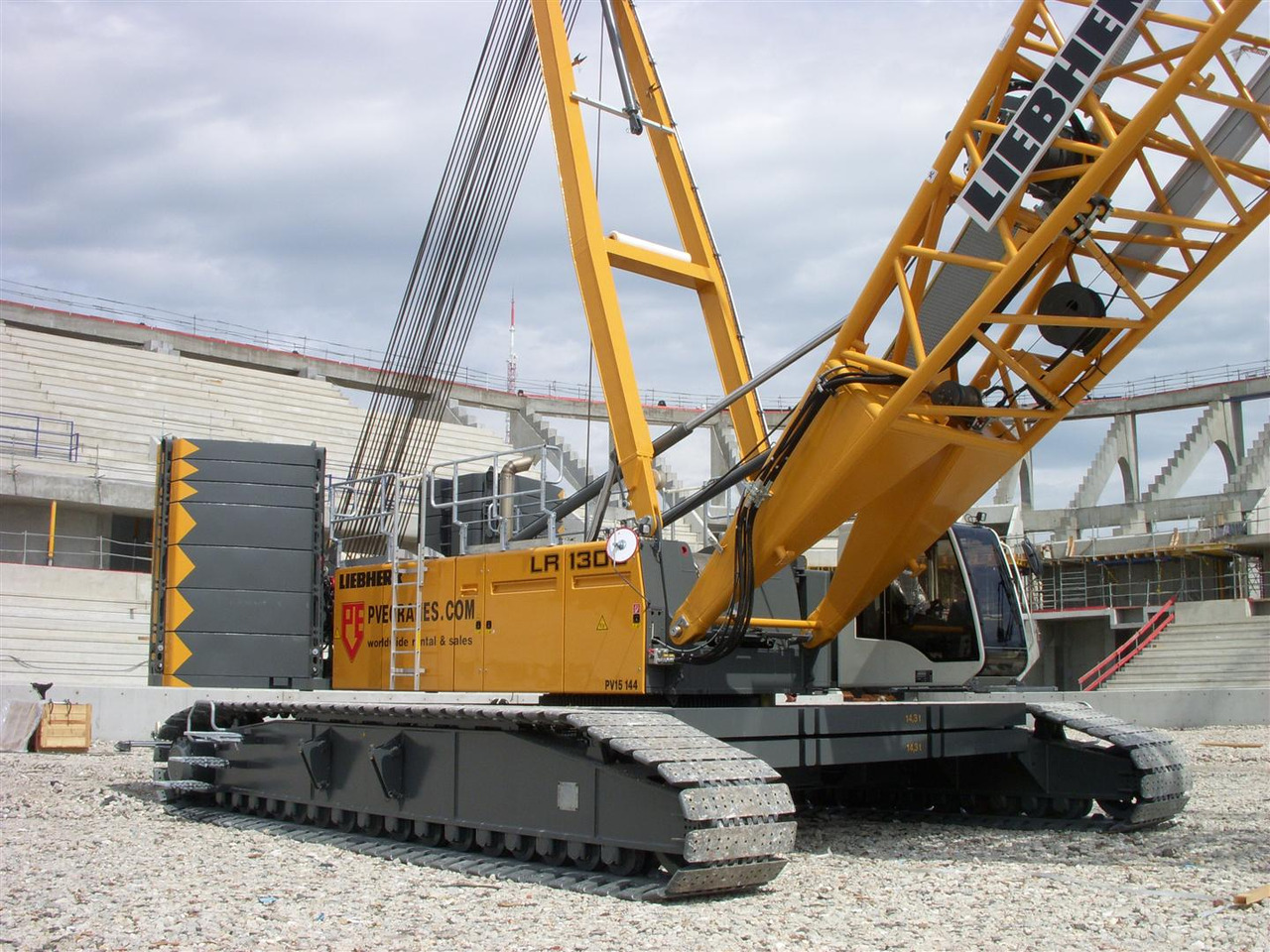 LIEBHERR LR1300 - Guindaste sobre esteiras: foto 2 LIEBHERR LR1300 - Guindaste sobre esteiras: foto 2