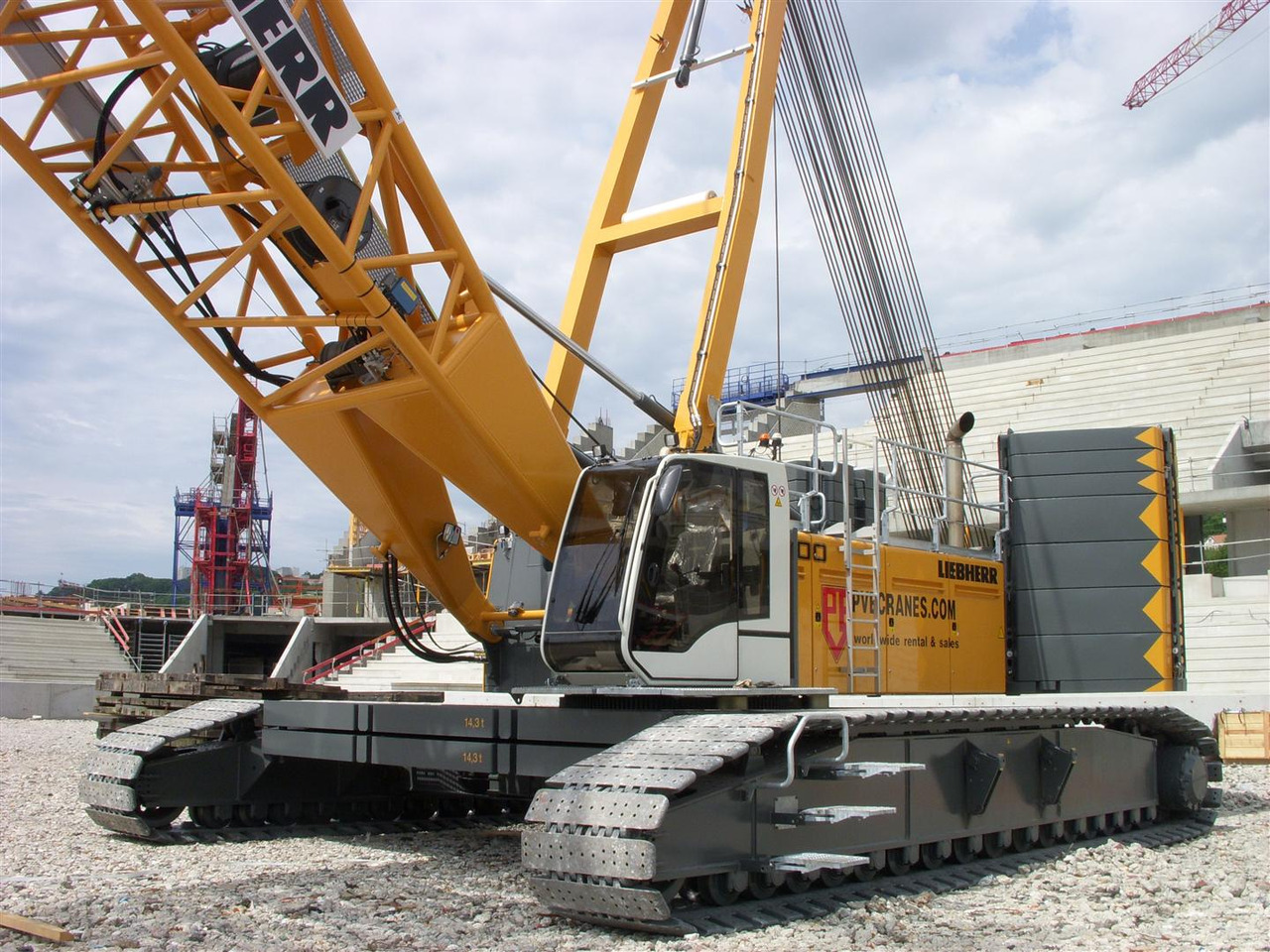 LIEBHERR LR1300 - Guindaste sobre esteiras: foto 1 LIEBHERR LR1300 - Guindaste sobre esteiras: foto 1