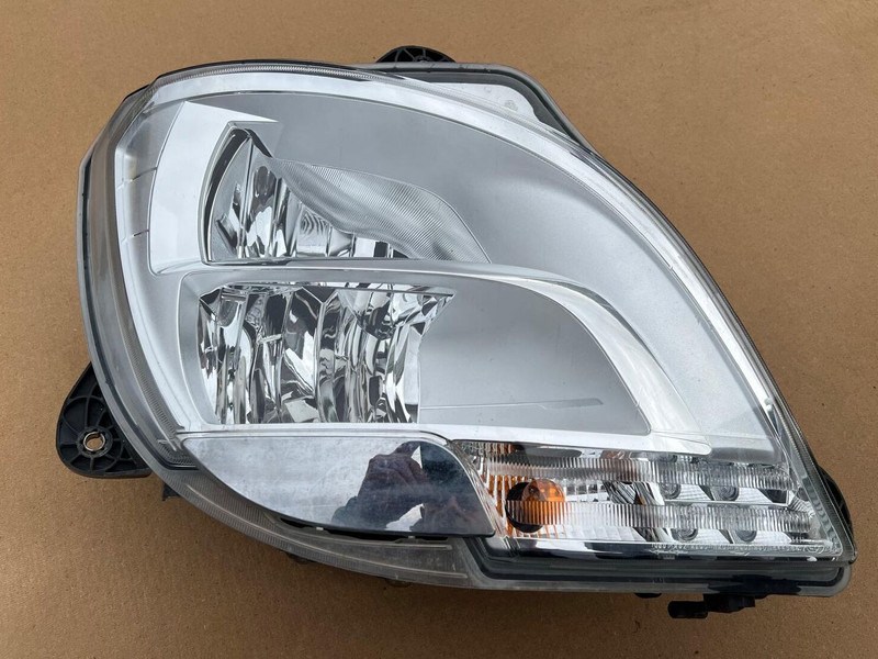 DAF XF106 - Farol dianteira: foto 1 DAF XF106 - Farol dianteira: foto 1