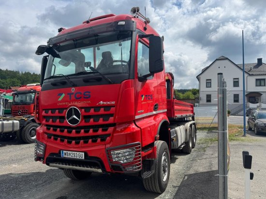 Mercedes-Benz AROCS 3552 963-2F Epsilon M100L86 Kran ? Leistungsstarker Holzladekran mit hoher Reichweite - Camião grua: foto 1 Mercedes-Benz AROCS 3552 963-2F Epsilon M100L86 Kran ? Leistungsstarker Holzladekran mit hoher Reichweite - Camião grua: foto 1