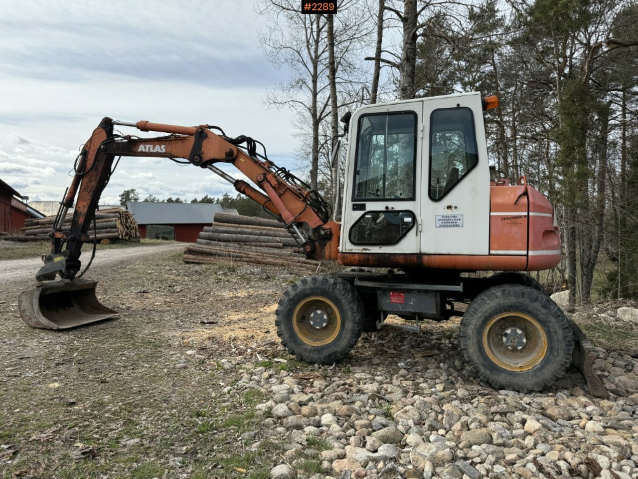 Wheeled excavator Atlas 1004 with attachments - Escavadeira de rodas: foto 1 Wheeled excavator Atlas 1004 with attachments - Escavadeira de rodas: foto 1