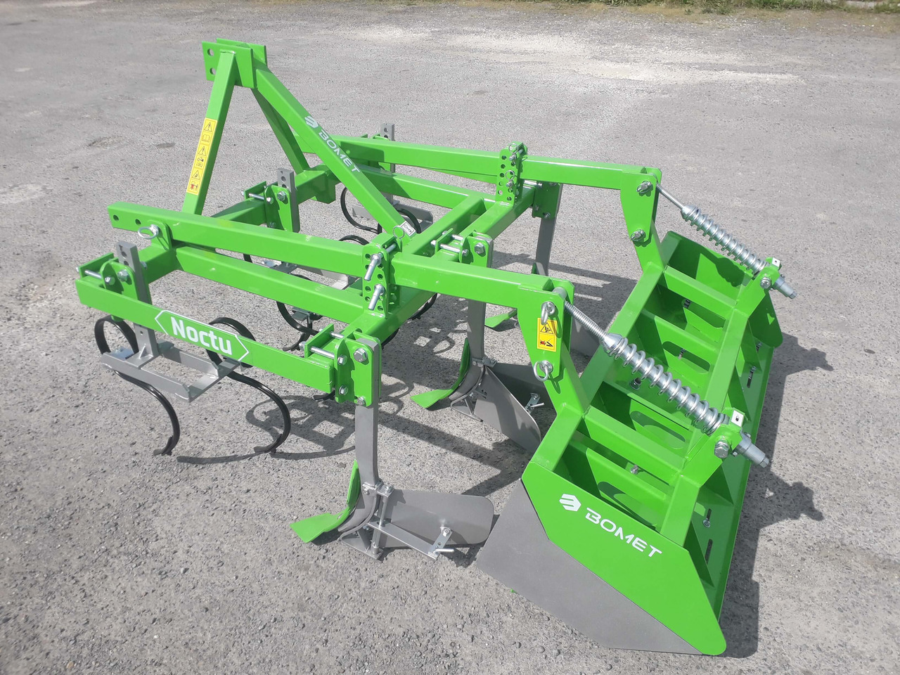 BOMET Butteuse avec cape arrière fixe 2 rangs NOCTU - Maquina para lavrar a terra: foto 1 BOMET Butteuse avec cape arrière fixe 2 rangs NOCTU - Maquina para lavrar a terra: foto 1