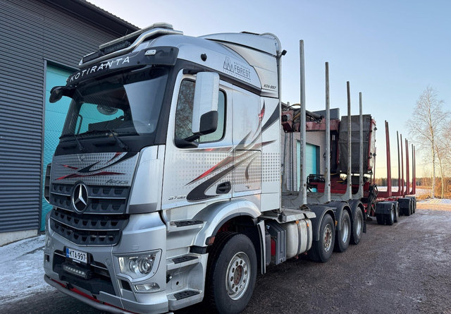 Mercedes-BenzArocs 8x4 - Camião de transporte de madeira, Camião grua: foto 1 Mercedes-BenzArocs 8x4 - Camião de transporte de madeira, Camião grua: foto 1