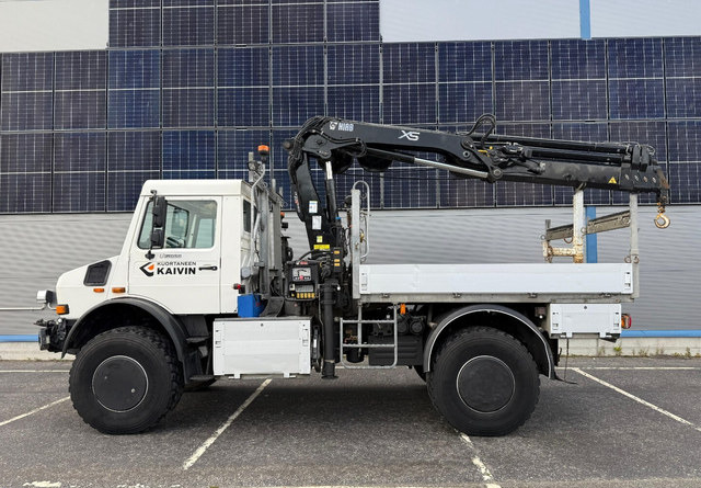 Mercedes-BenzUnimog U5000 + Hiab 099 E-4 - Camião de caixa aberta/ Plataforma, Camião grua: foto 2 Mercedes-BenzUnimog U5000 + Hiab 099 E-4 - Camião de caixa aberta/ Plataforma, Camião grua: foto 2
