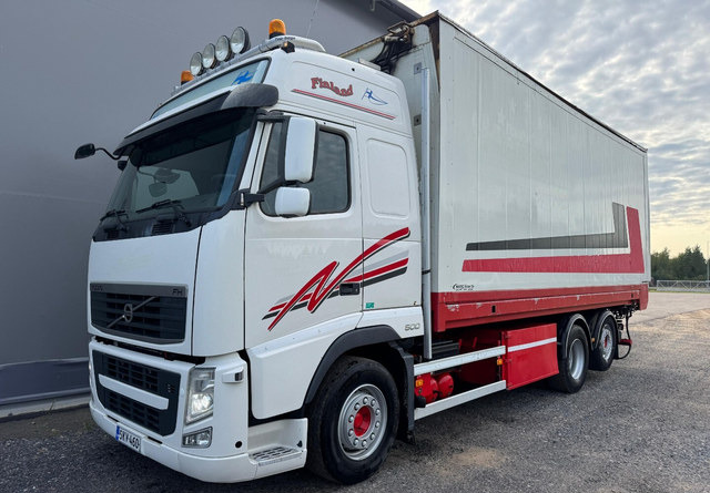 VolvoFH13 500 6x2 Rahtikaappi - Camião furgão: foto 1 VolvoFH13 500 6x2 Rahtikaappi - Camião furgão: foto 1