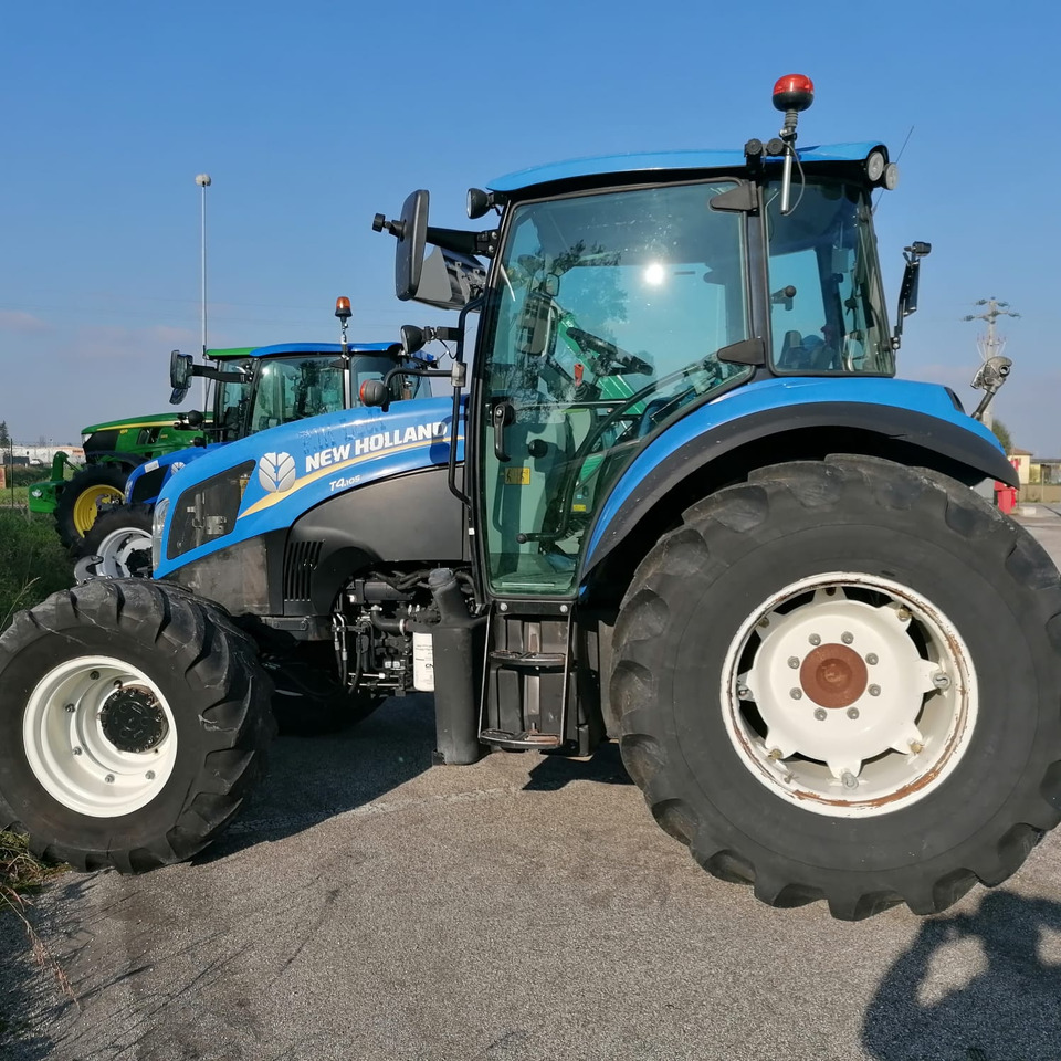 NEW HOLLAND T4.105 - Trator: foto 2 NEW HOLLAND T4.105 - Trator: foto 2