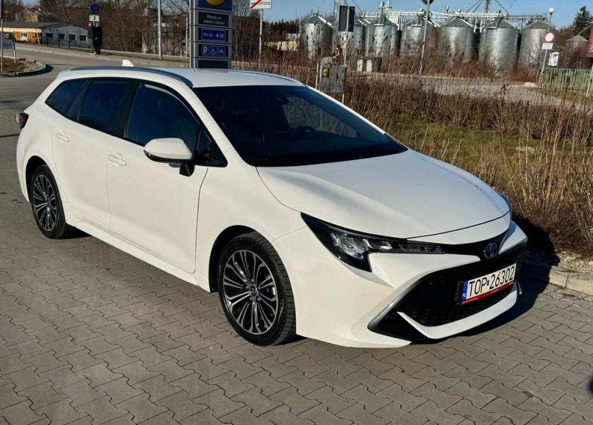 Toyota Corolla 1.8 Hybrid Active Niski przebieg LED FV23 W SUPER STANIE - Automóvel: foto 1 Toyota Corolla 1.8 Hybrid Active Niski przebieg LED FV23 W SUPER STANIE - Automóvel: foto 1