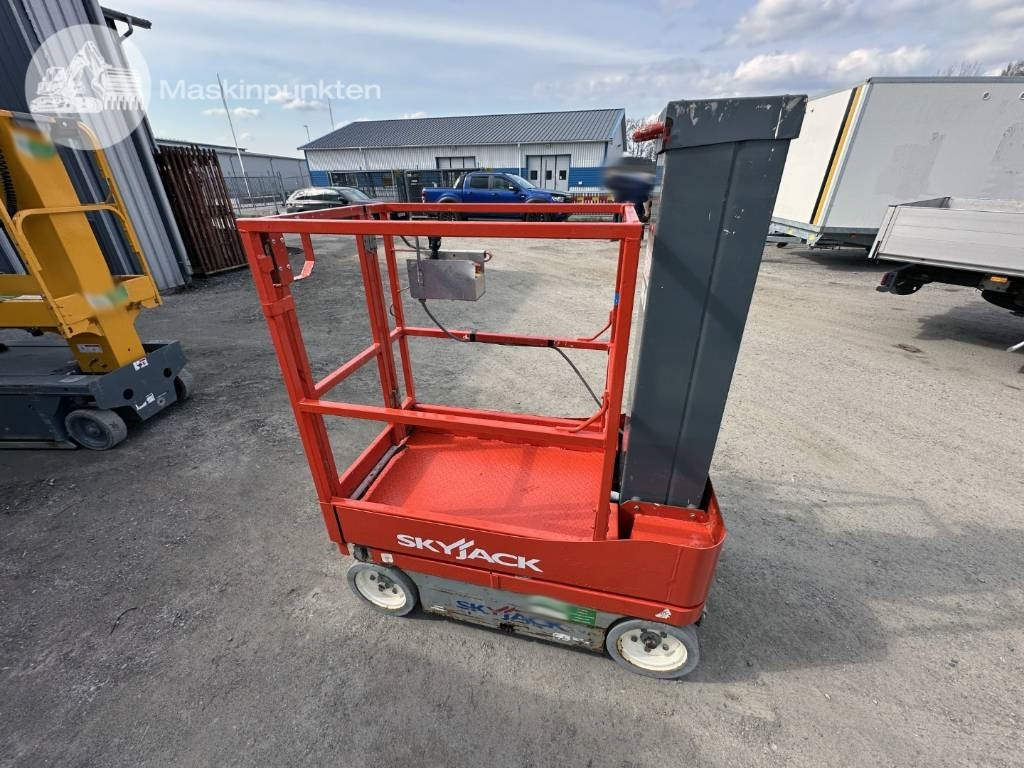 SkyJack SJ 12 - Plataforma de mastro vertical: foto 1 SkyJack SJ 12 - Plataforma de mastro vertical: foto 1