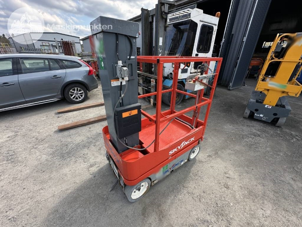 SkyJack SJ 12 - Plataforma de mastro vertical: foto 1 SkyJack SJ 12 - Plataforma de mastro vertical: foto 1