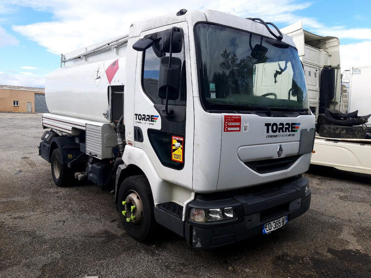 RENAULT MIDLUM CITERNE 7500 - Camião cisterna: foto 1 RENAULT MIDLUM CITERNE 7500 - Camião cisterna: foto 1