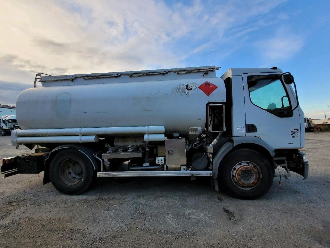 RENAULT PREMIUM 210.19 CITERNE - Camião cisterna: foto 3 RENAULT PREMIUM 210.19 CITERNE - Camião cisterna: foto 3