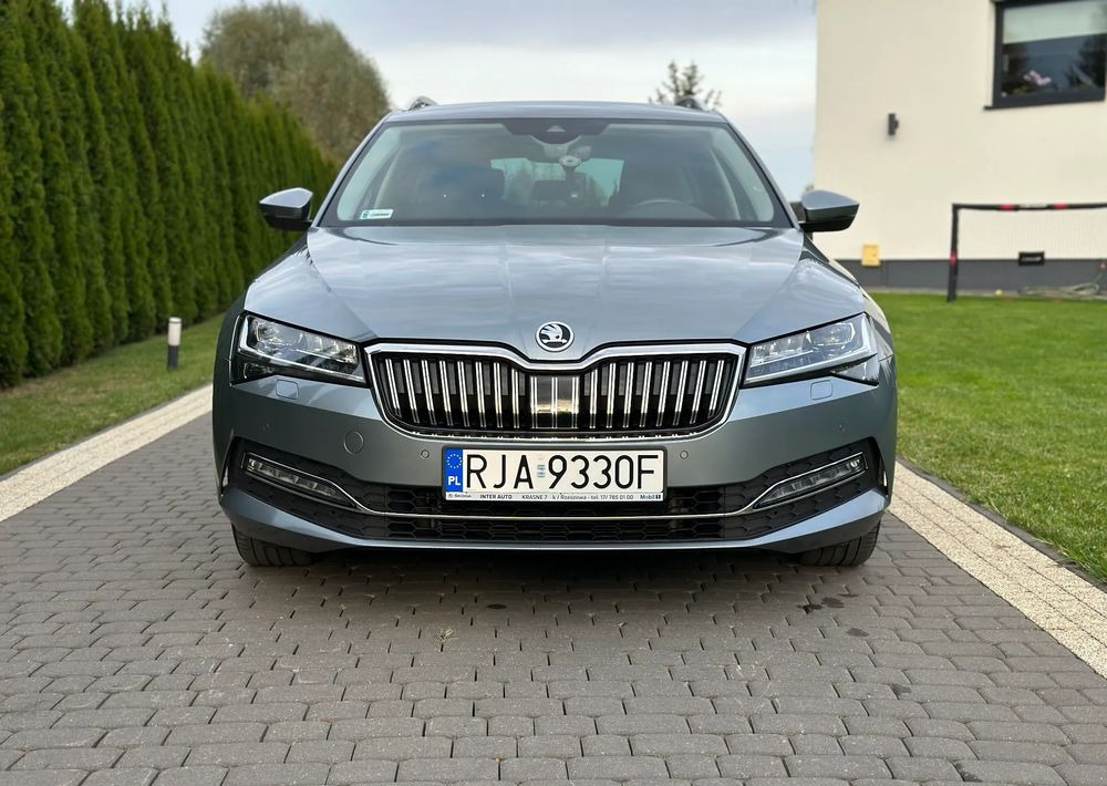 Skoda Superb 2.0 TDI SCR Style DSG - Carrinha: foto 2 Skoda Superb 2.0 TDI SCR Style DSG - Carrinha: foto 2