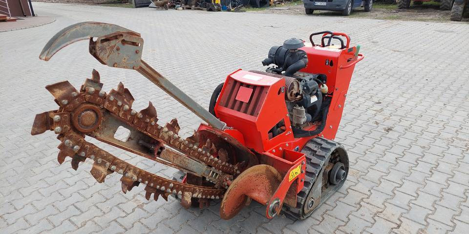 Koparka łańcuchowa Ditch Witch C24X 24 KM Honda - Colocadora de tubagem: foto 2 Koparka łańcuchowa Ditch Witch C24X 24 KM Honda - Colocadora de tubagem: foto 2