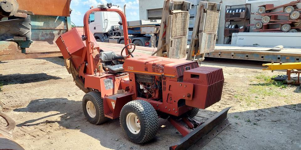 Koparka tarczowa Ditch Witch 3700DD łańcuchowa - Colocadora de tubagem: foto 3 Koparka tarczowa Ditch Witch 3700DD łańcuchowa - Colocadora de tubagem: foto 3
