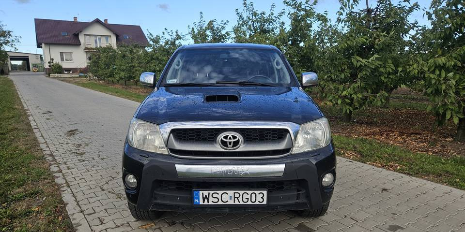 Toyota Hilux 3.0 SR5 automat 4x4 - Pick-up: foto 2 Toyota Hilux 3.0 SR5 automat 4x4 - Pick-up: foto 2