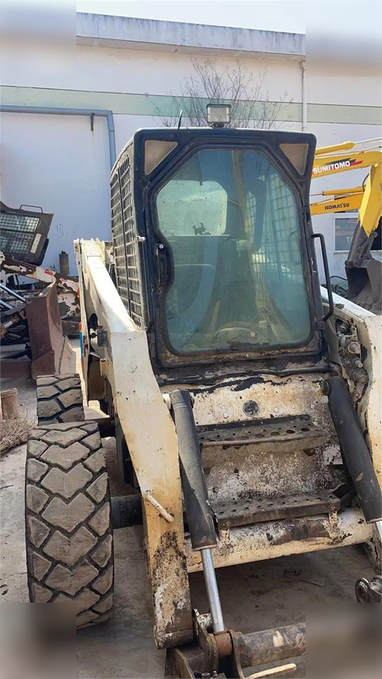 BOBCAT S220 - Mini pá carregadora: foto 2 BOBCAT S220 - Mini pá carregadora: foto 2