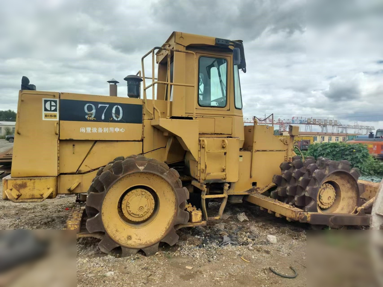 CATERPILLAR 815B - Compactador de asfalto: foto 1 CATERPILLAR 815B - Compactador de asfalto: foto 1